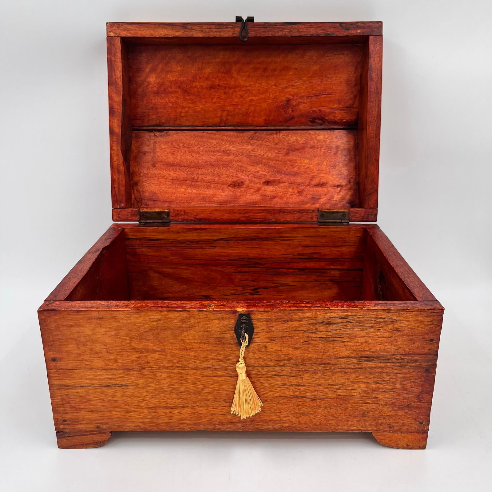Early 20th Century Tiger Maple Rustic Footed Box With Domed Lid and Gold Tassel - 4