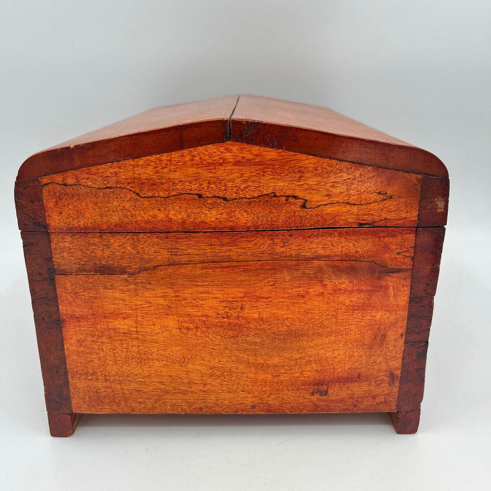 Early 20th Century Tiger Maple Rustic Footed Box With Domed Lid and Gold Tassel - 7