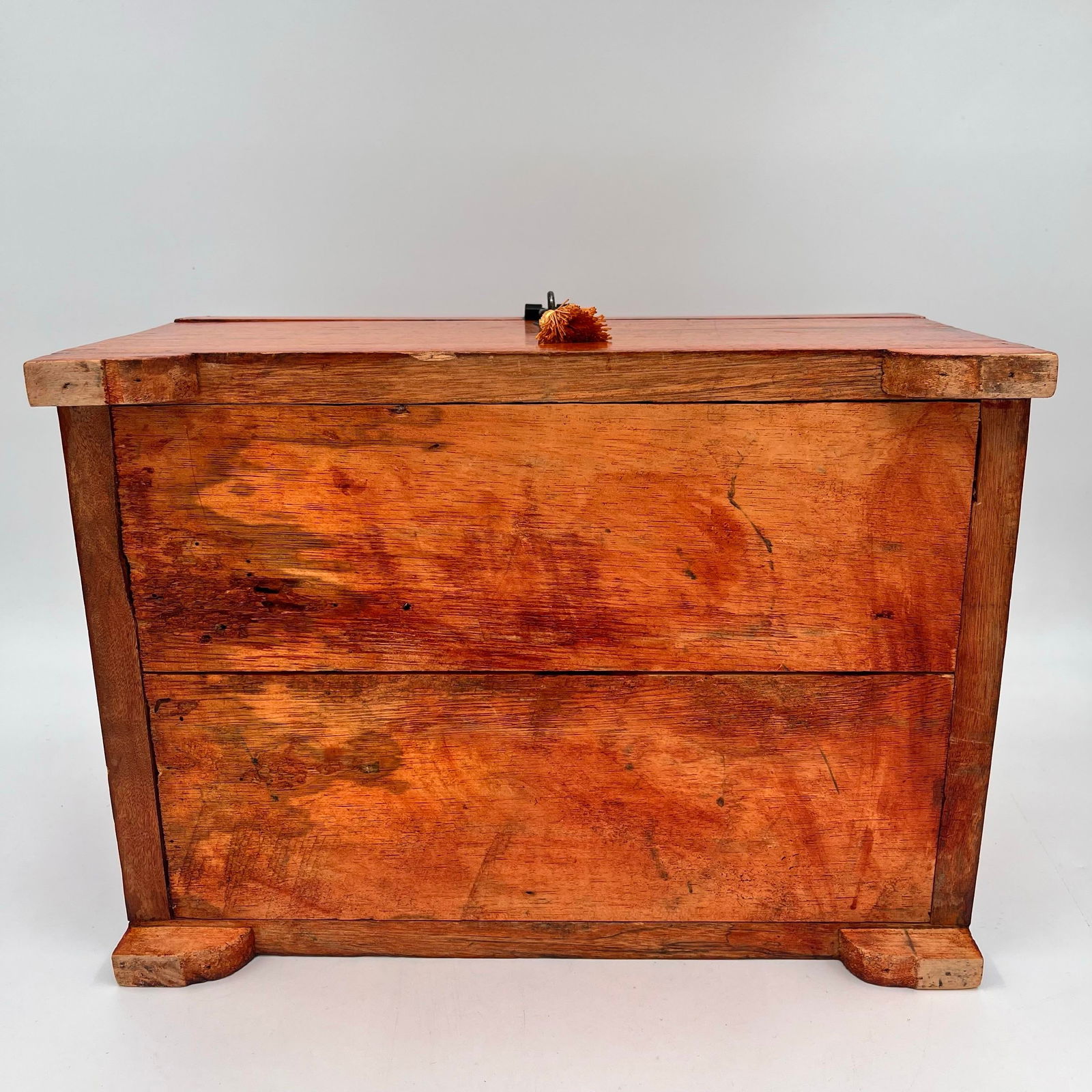 Early 20th Century Tiger Maple Rustic Footed Box With Domed Lid and Gold Tassel - 9