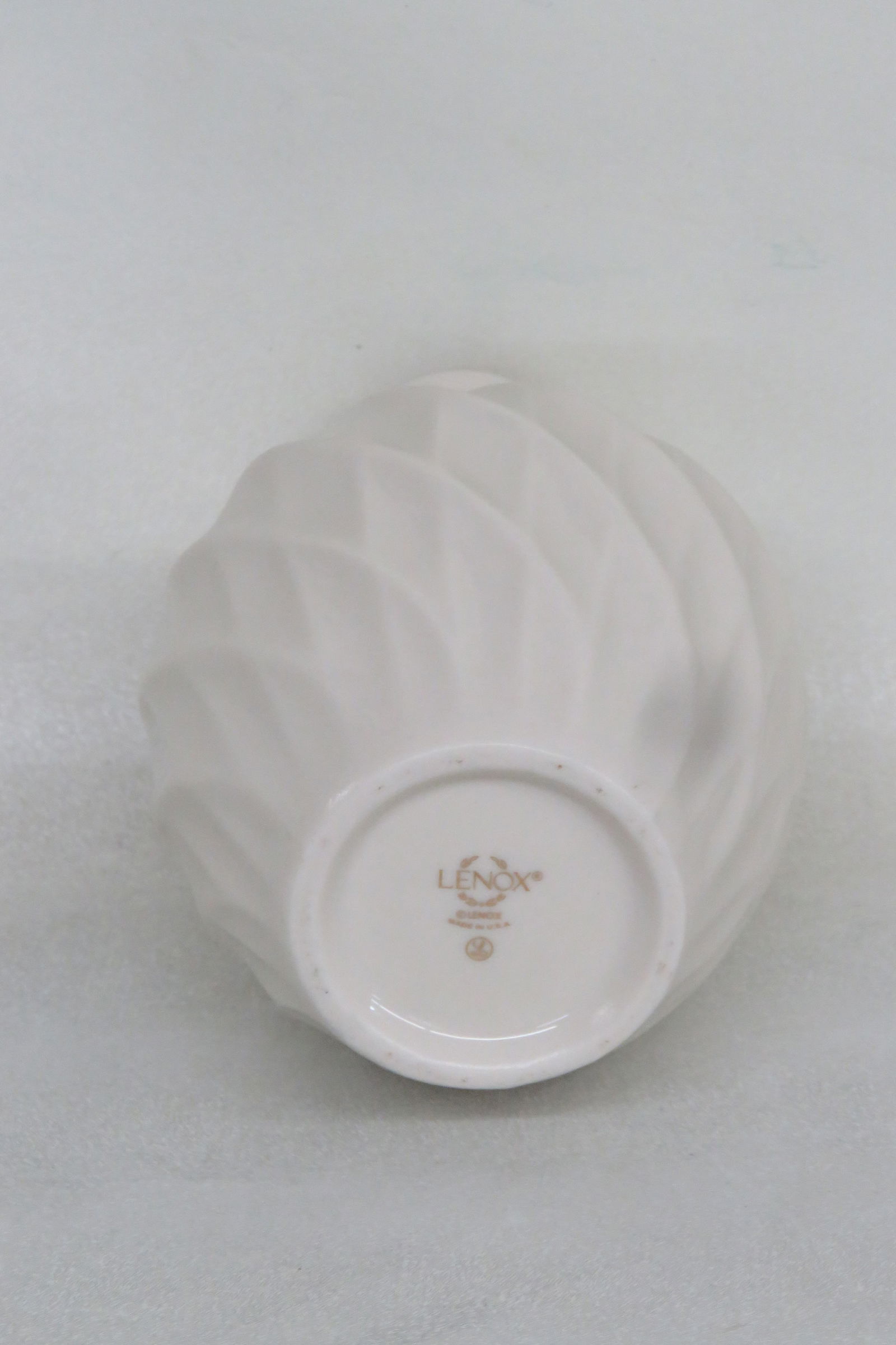 Lenox Richmond Swirl Pattern Ivory Ceramic With Gold Rim Bud Vase 4404b - 4