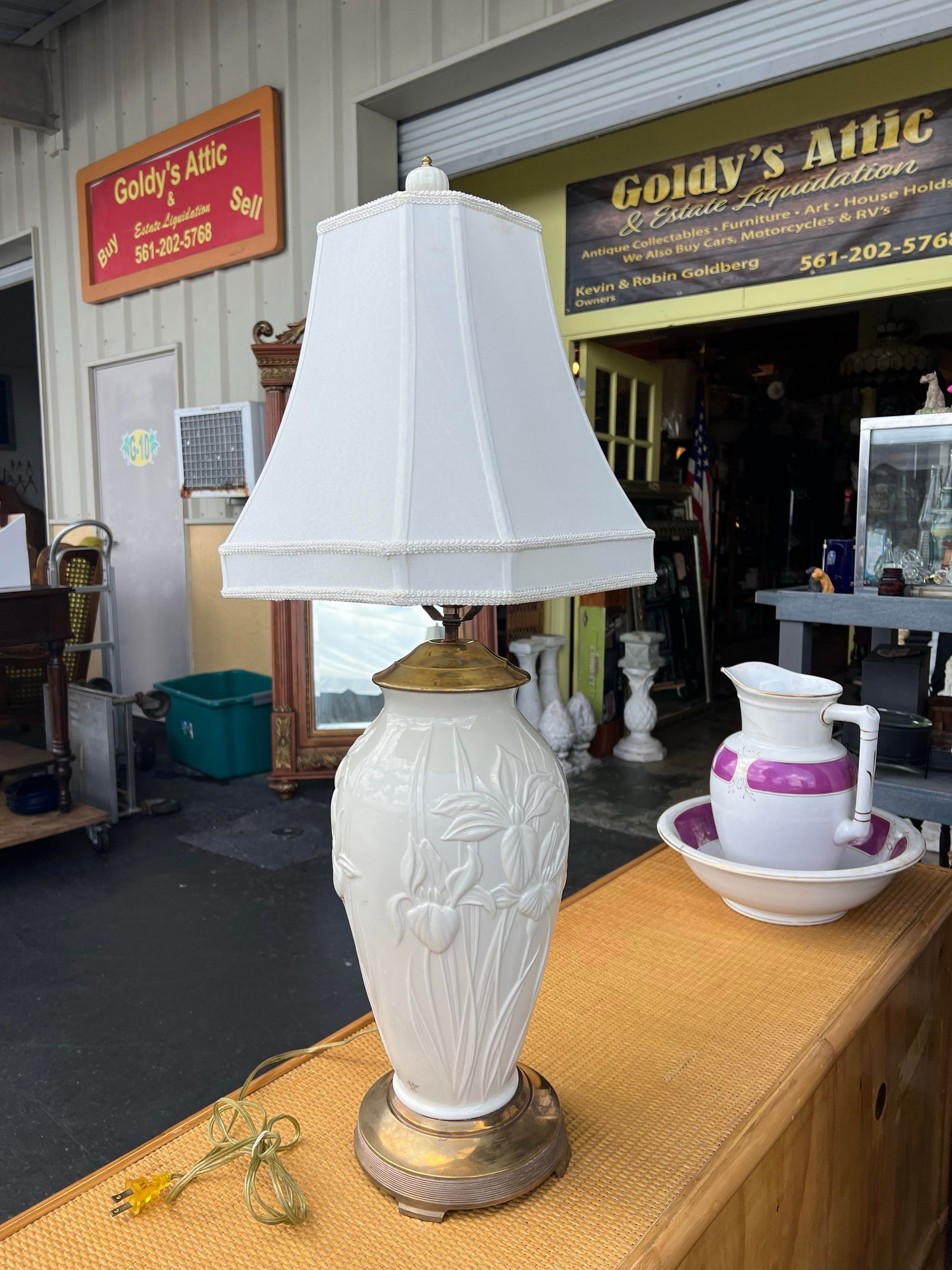 Vintage Lennox Creamwear Table Lamp With Shade - 3