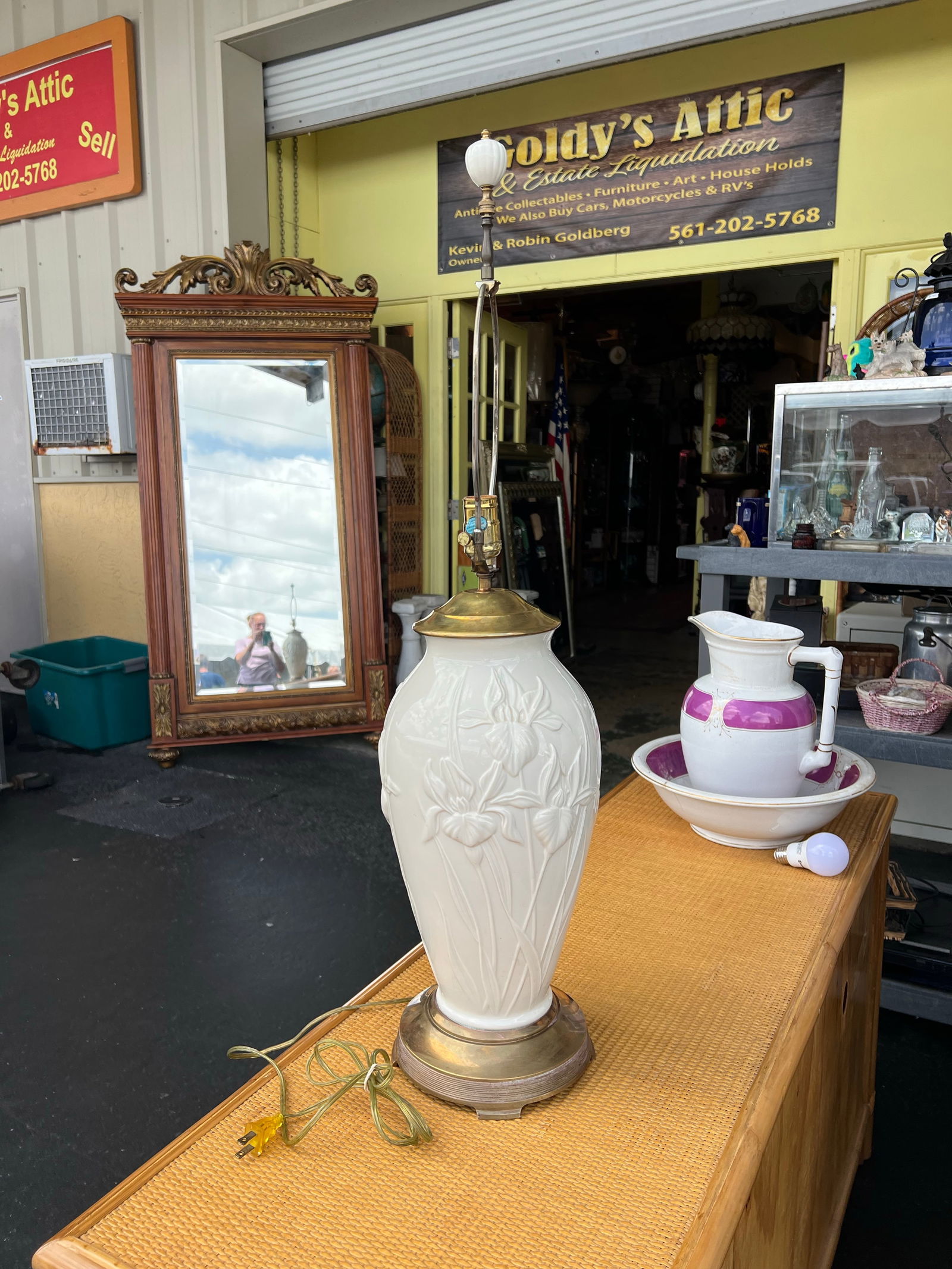 Vintage Lennox Creamwear Table Lamp With Shade - 6