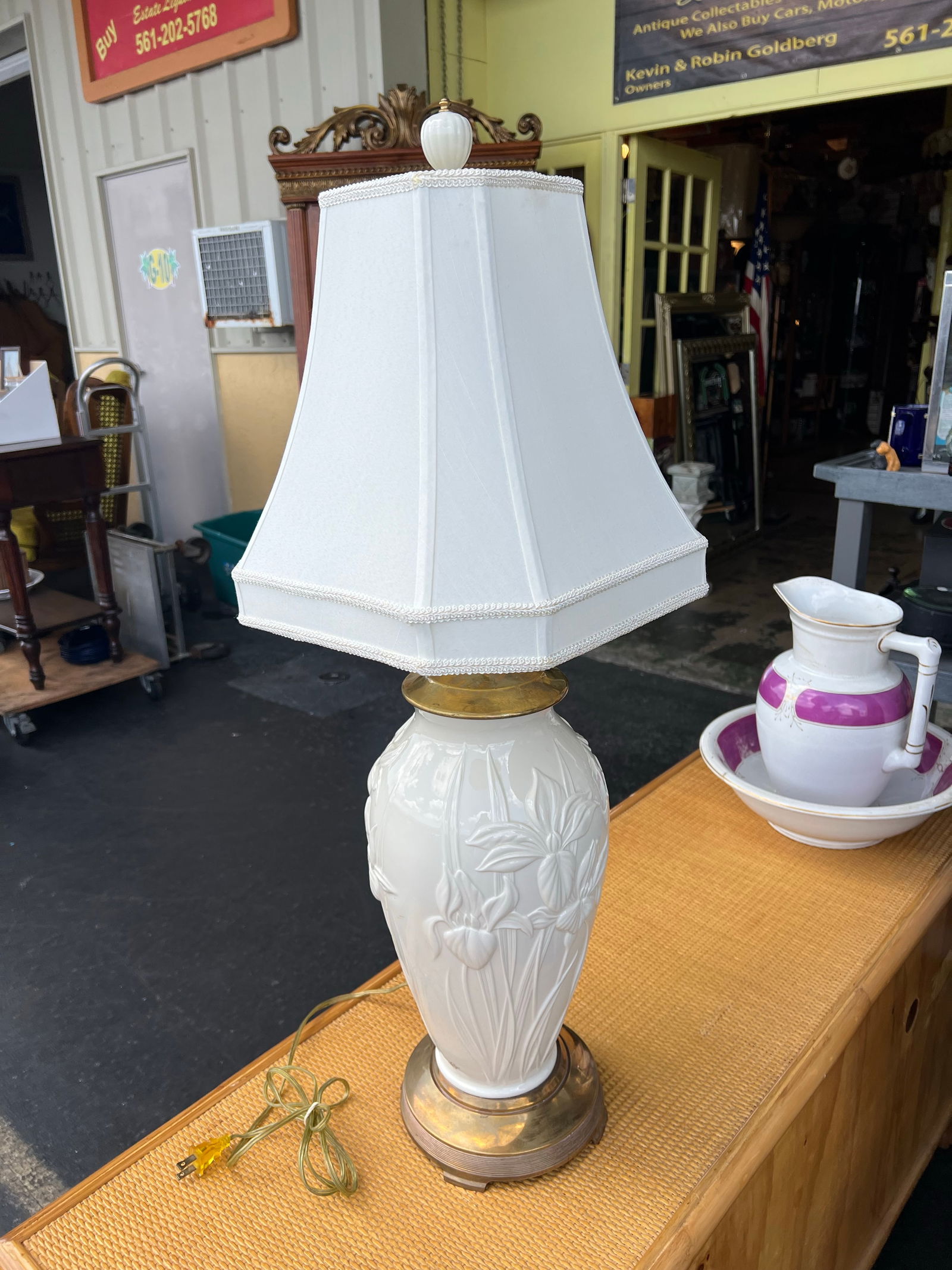 Vintage Lennox Creamwear Table Lamp With Shade - 7