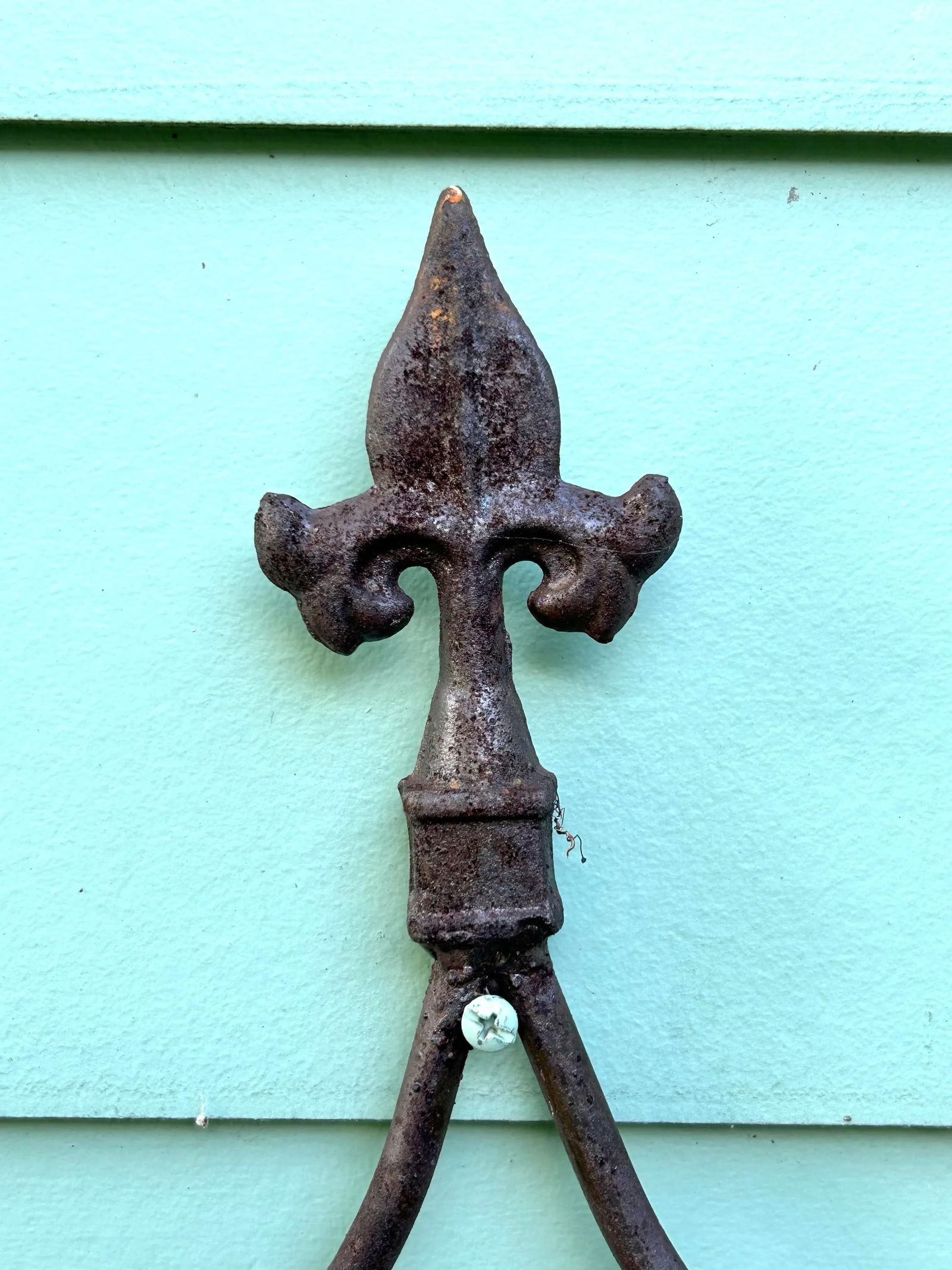 Antique Fleur Di Lis Hanging Metal Planter - 5