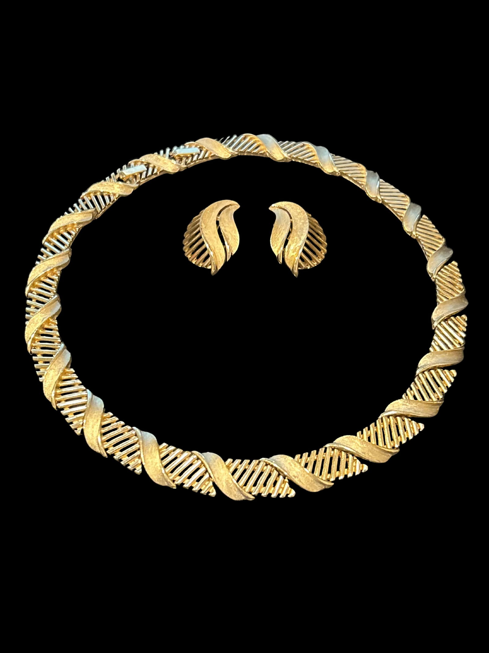 1950s Crown Trifari Signed Gold Tone Leaf Earrings "“ Vintage Clip-on Jewelry by Iconic - 7