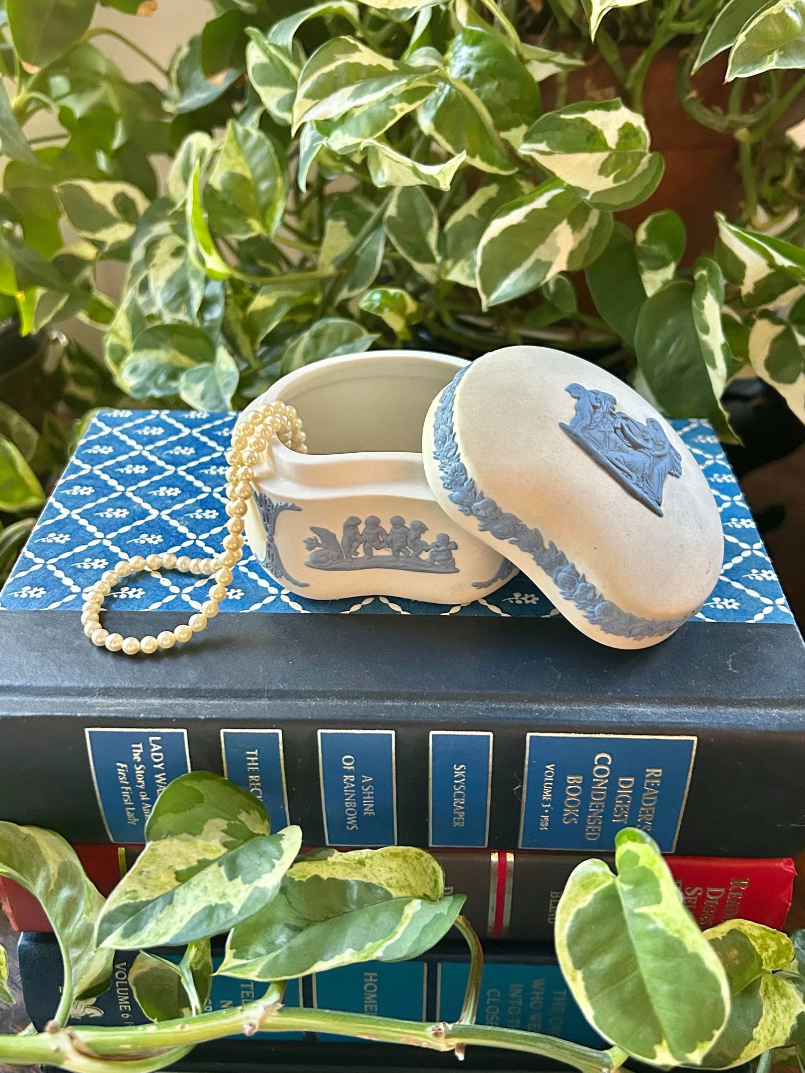 1960's Wedgwood Jasperware White With Blue Kidney Shaped Trinket Box With Cherubs - 2