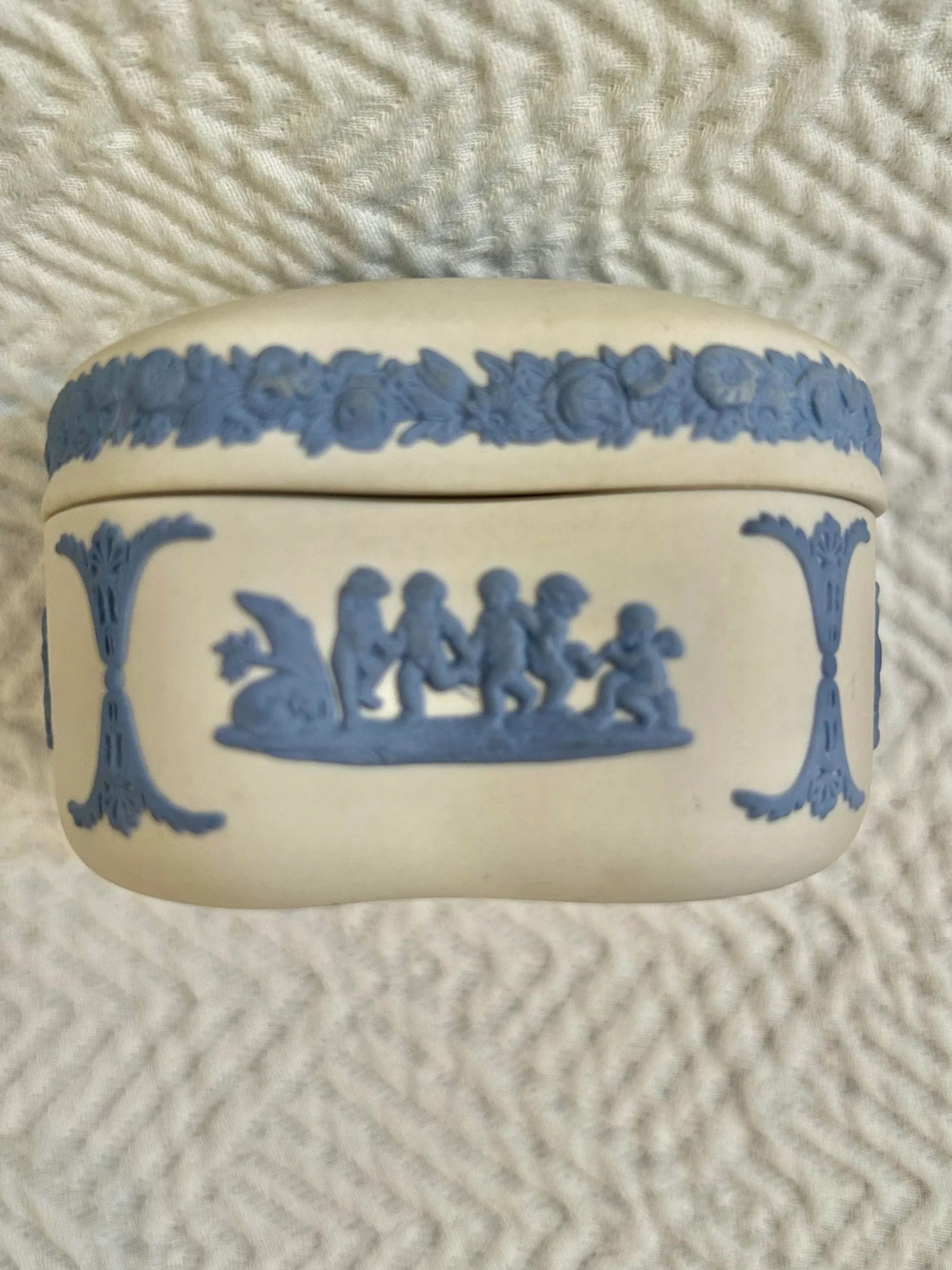 1960's Wedgwood Jasperware White With Blue Kidney Shaped Trinket Box With Cherubs - 3