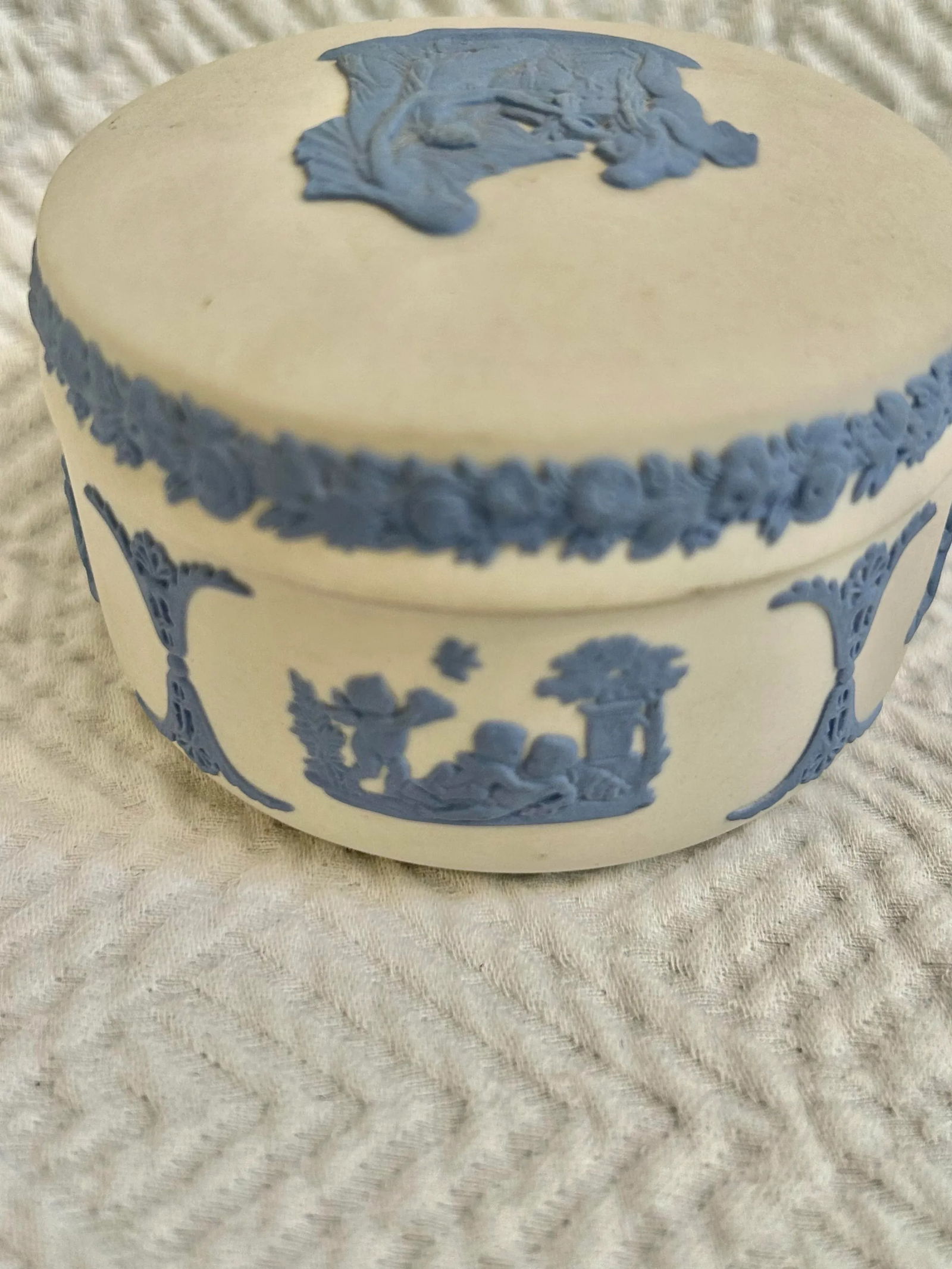 1960's Wedgwood Jasperware White With Blue Kidney Shaped Trinket Box With Cherubs - 4