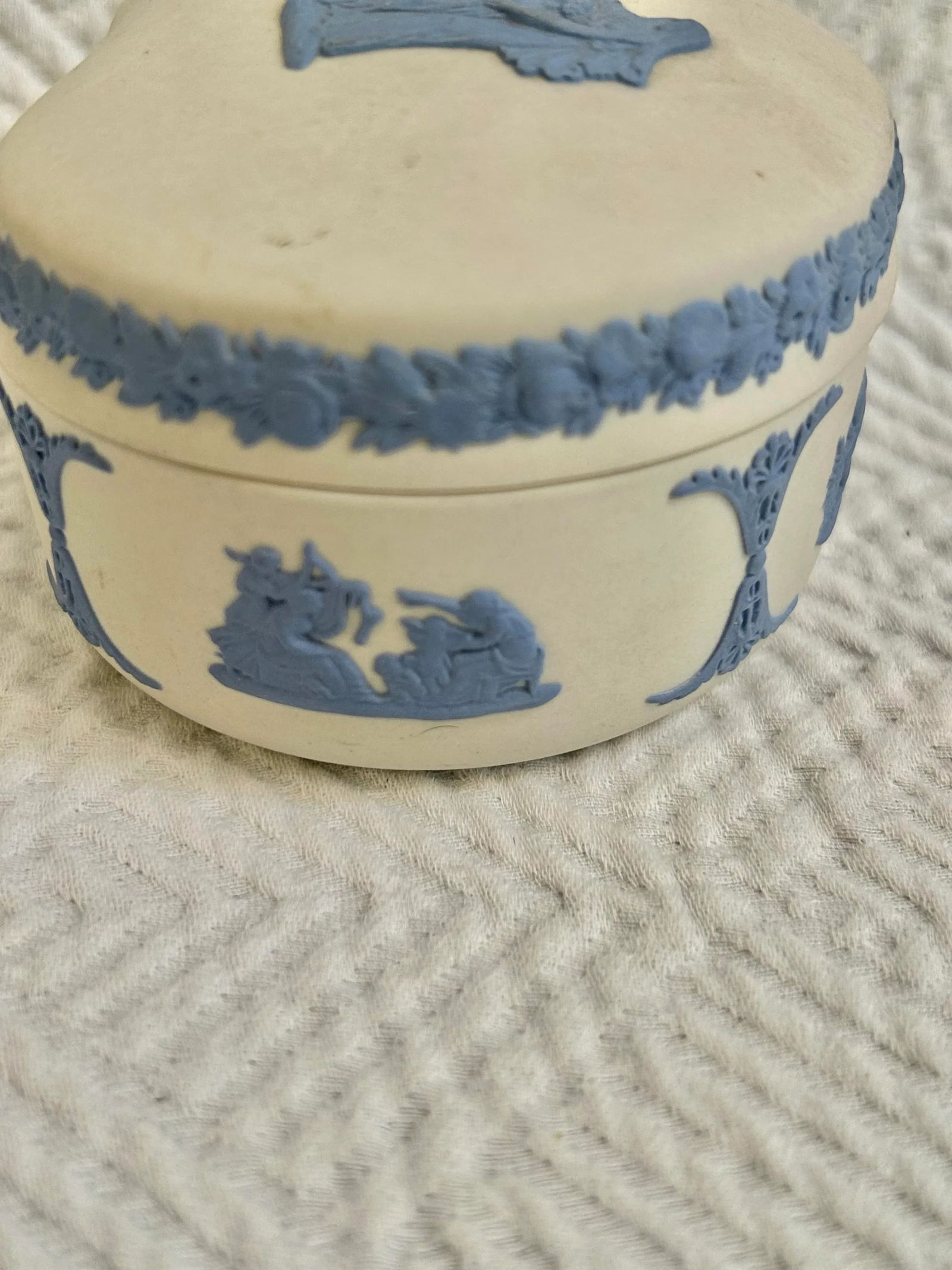 1960's Wedgwood Jasperware White With Blue Kidney Shaped Trinket Box With Cherubs - 5