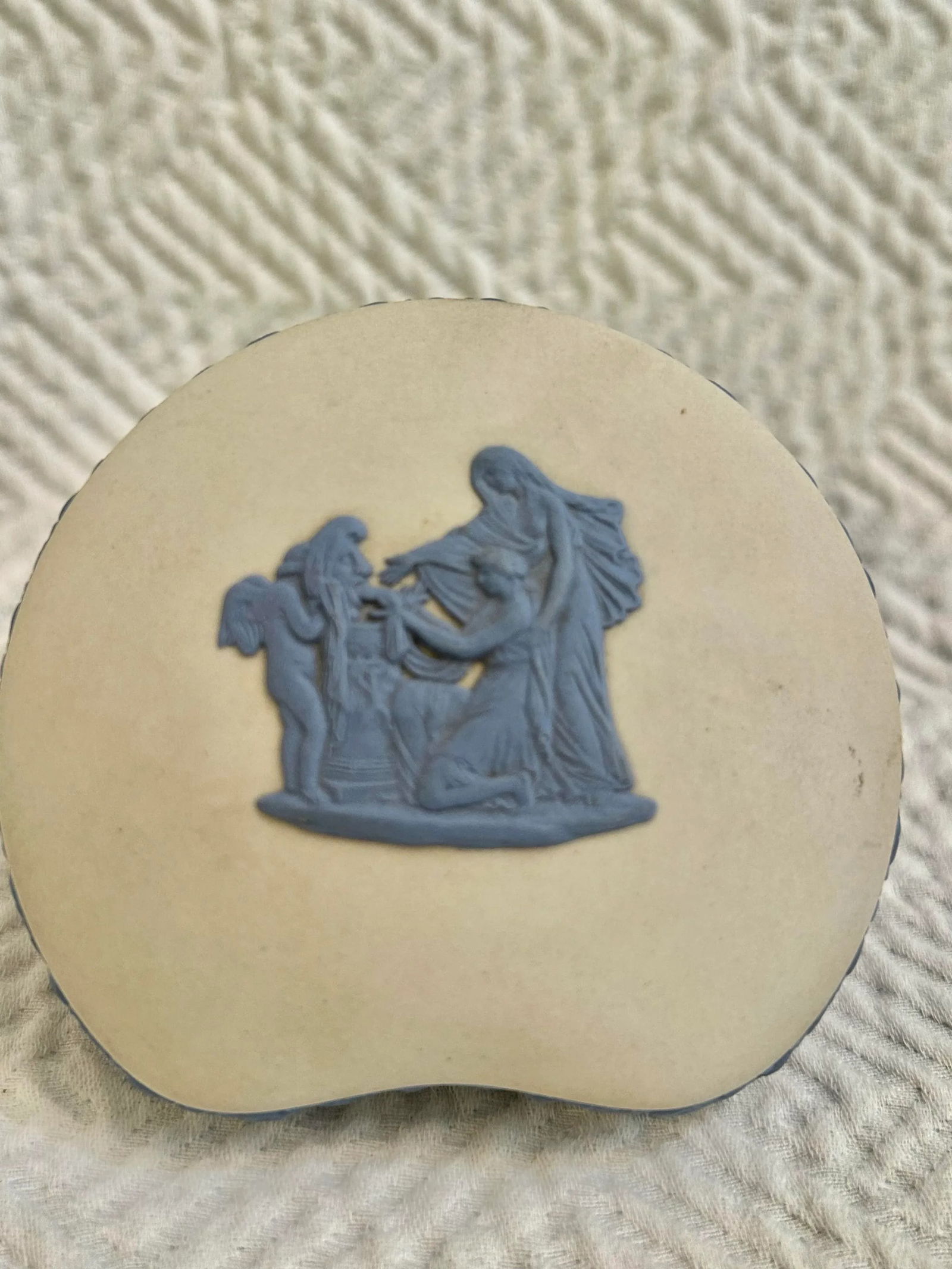 1960's Wedgwood Jasperware White With Blue Kidney Shaped Trinket Box With Cherubs - 6