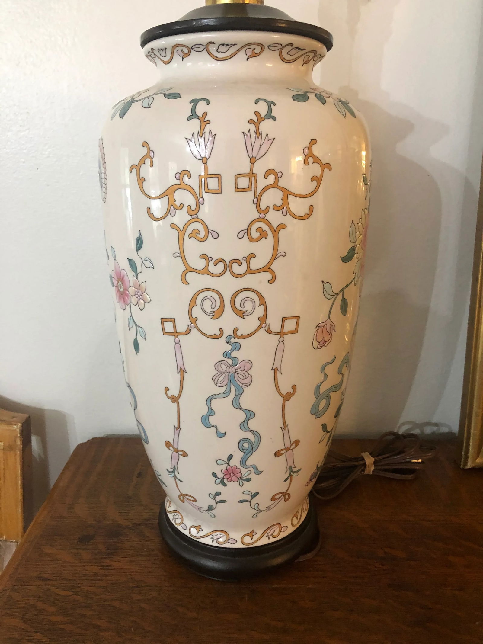 1970s Chinoiserie Ming Style Enameled Porcelain Lamp - 4