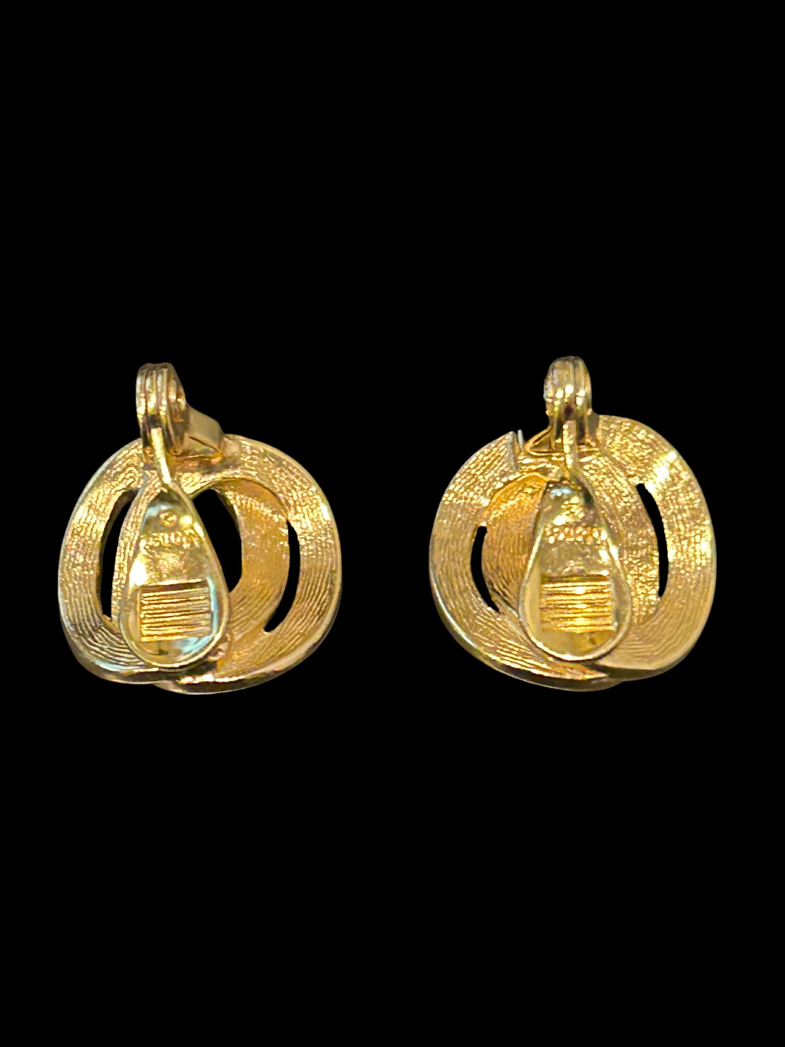 Vintage Monet 1980s Gold-Interlocking Loop Clip-on Earrings, A Pair - 4