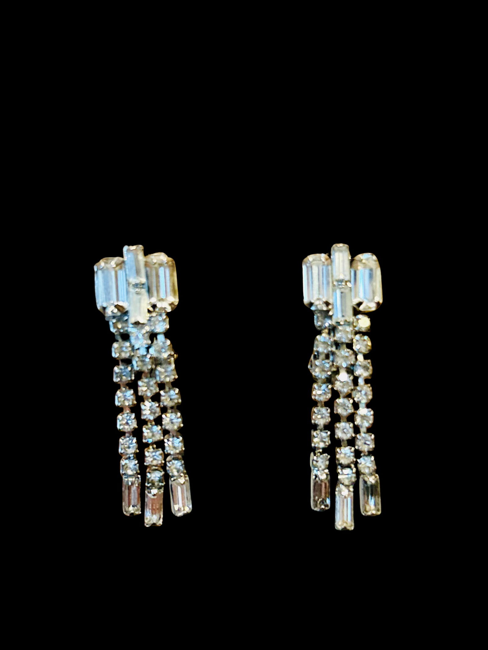 Vintage Weiss Rhinestone Dangle Clip Earrings | 1950s Silver-Tone Waterfall Design With Baguette & R - 4