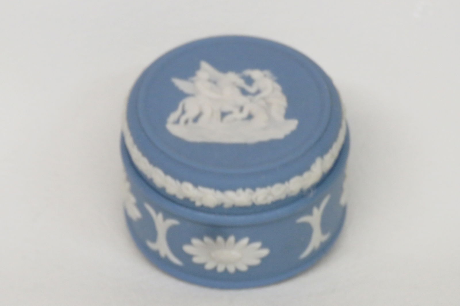 Wedgwood Blue Jasperware Cupid Small Trinket Vanity Jewelry Box With Lid 4553b - 7