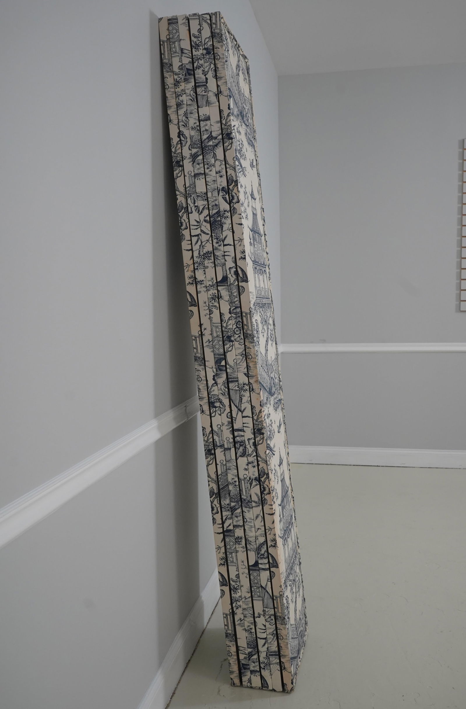 Stunning Chinoiserie Upholstered 6 Panel Folding Screen - 12