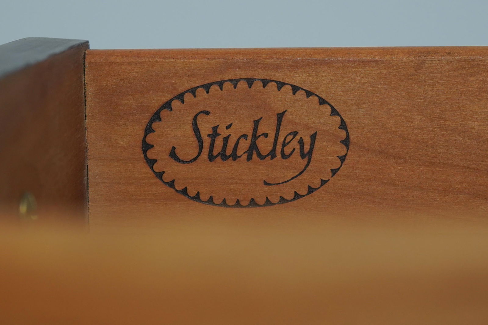 Stickley 1 Drawer Oval Mahogany Lamp Table - 16