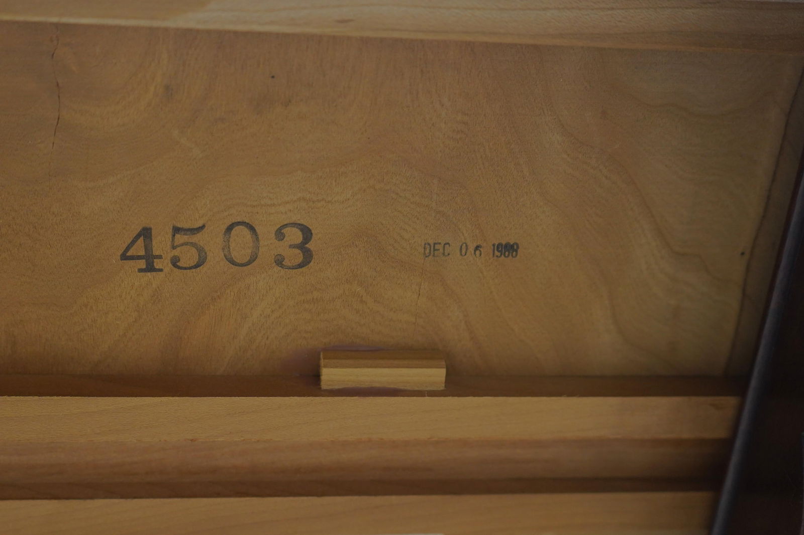 Stickley 1 Drawer Oval Mahogany Lamp Table - 18