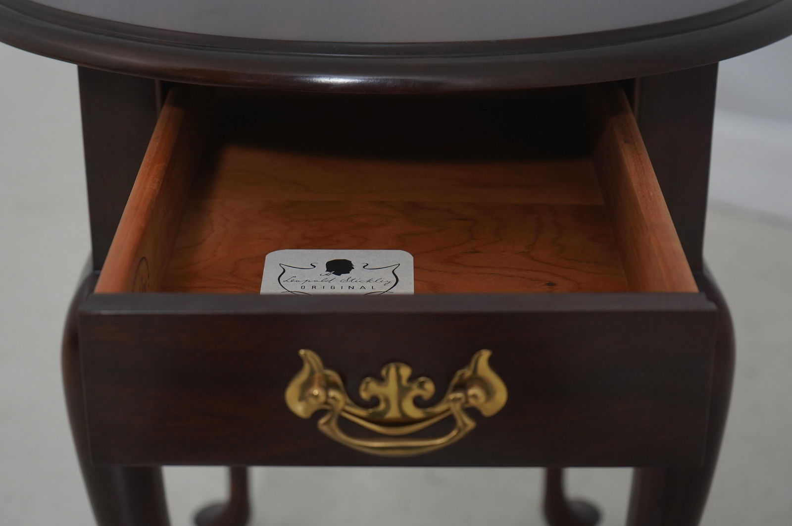 Stickley 1 Drawer Oval Mahogany Lamp Table - 4