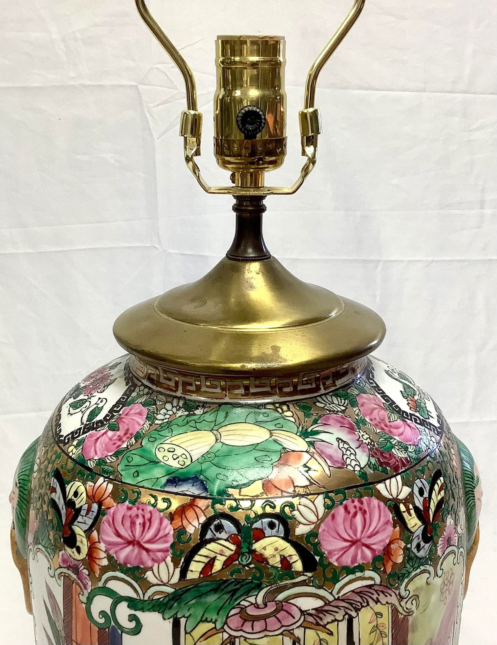 Large Chinese Porcelain Famille Rose Porcelain Lamp - 6