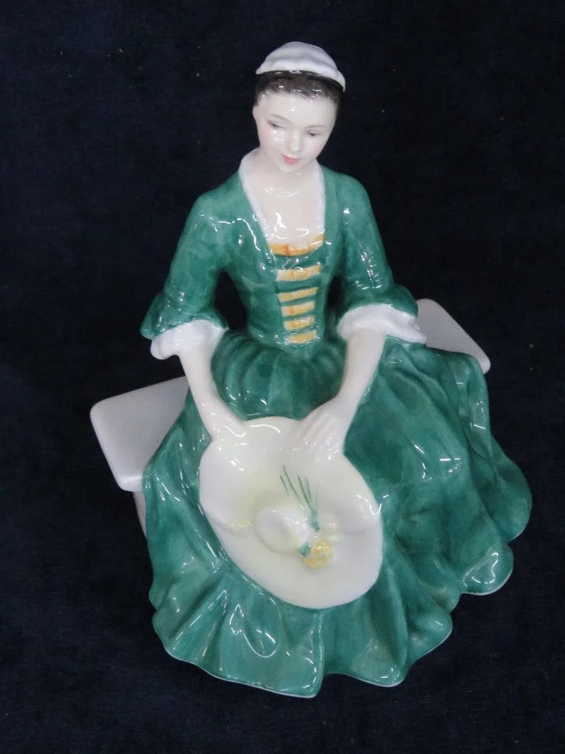 Royal Doulton HN2228 A Lady from Williamsburg Vintage England Figurine - 9