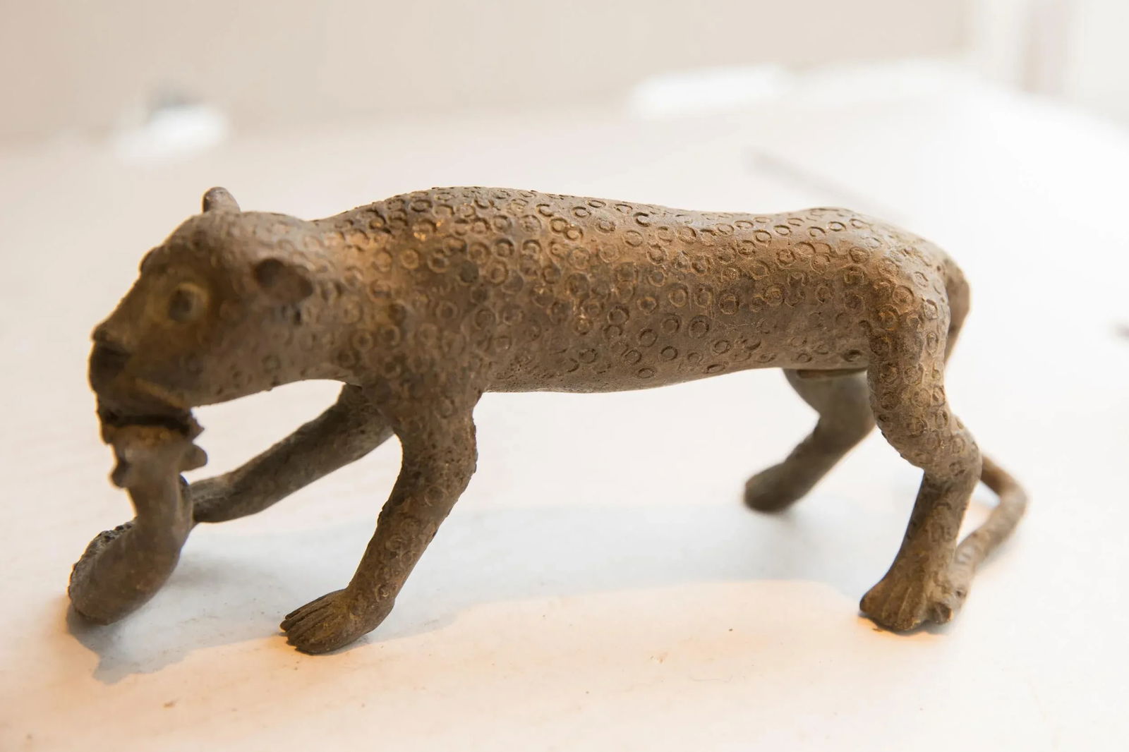 Vintage African Cheetah With Prey Sculpture - 6