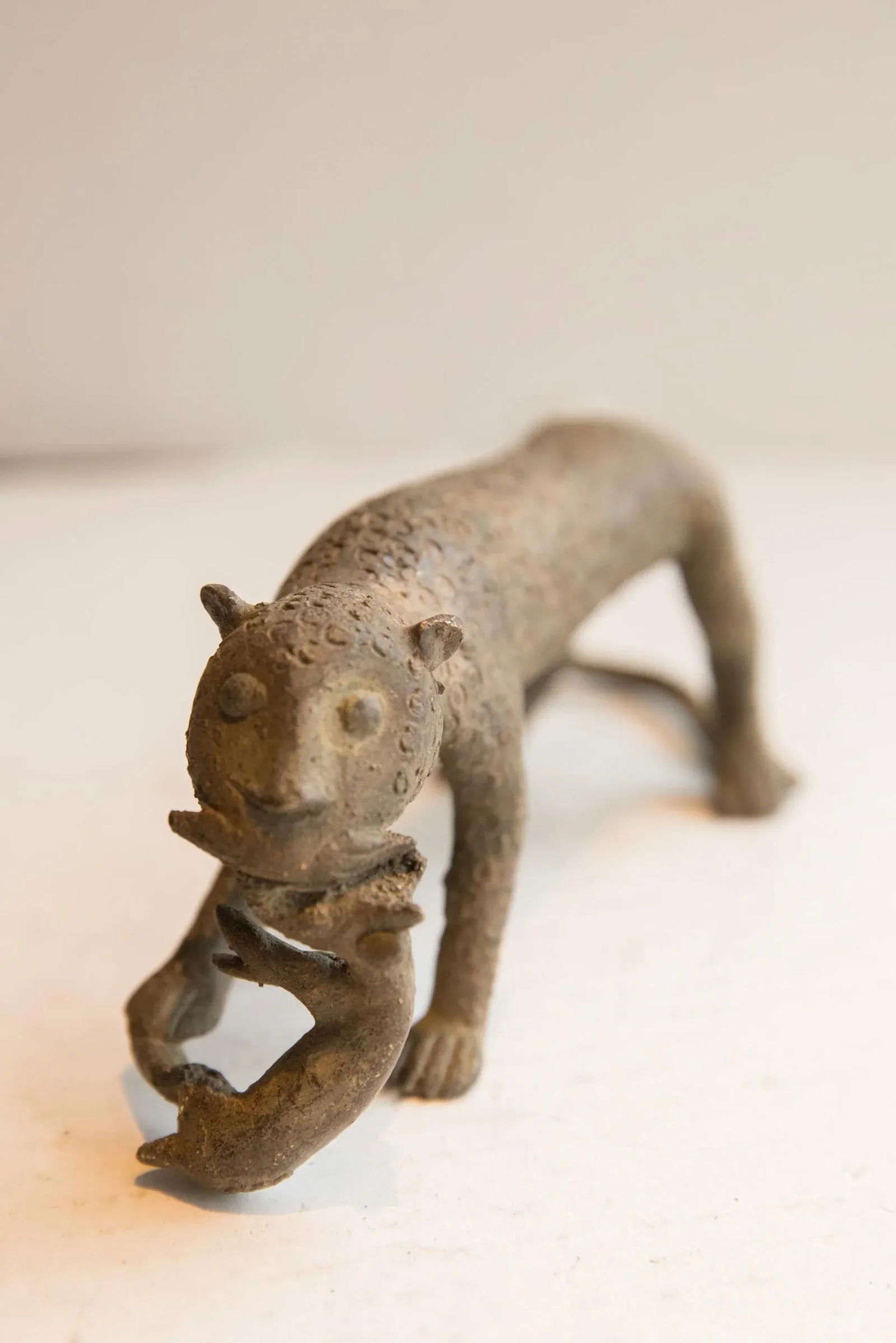 Vintage African Cheetah With Prey Sculpture - 7