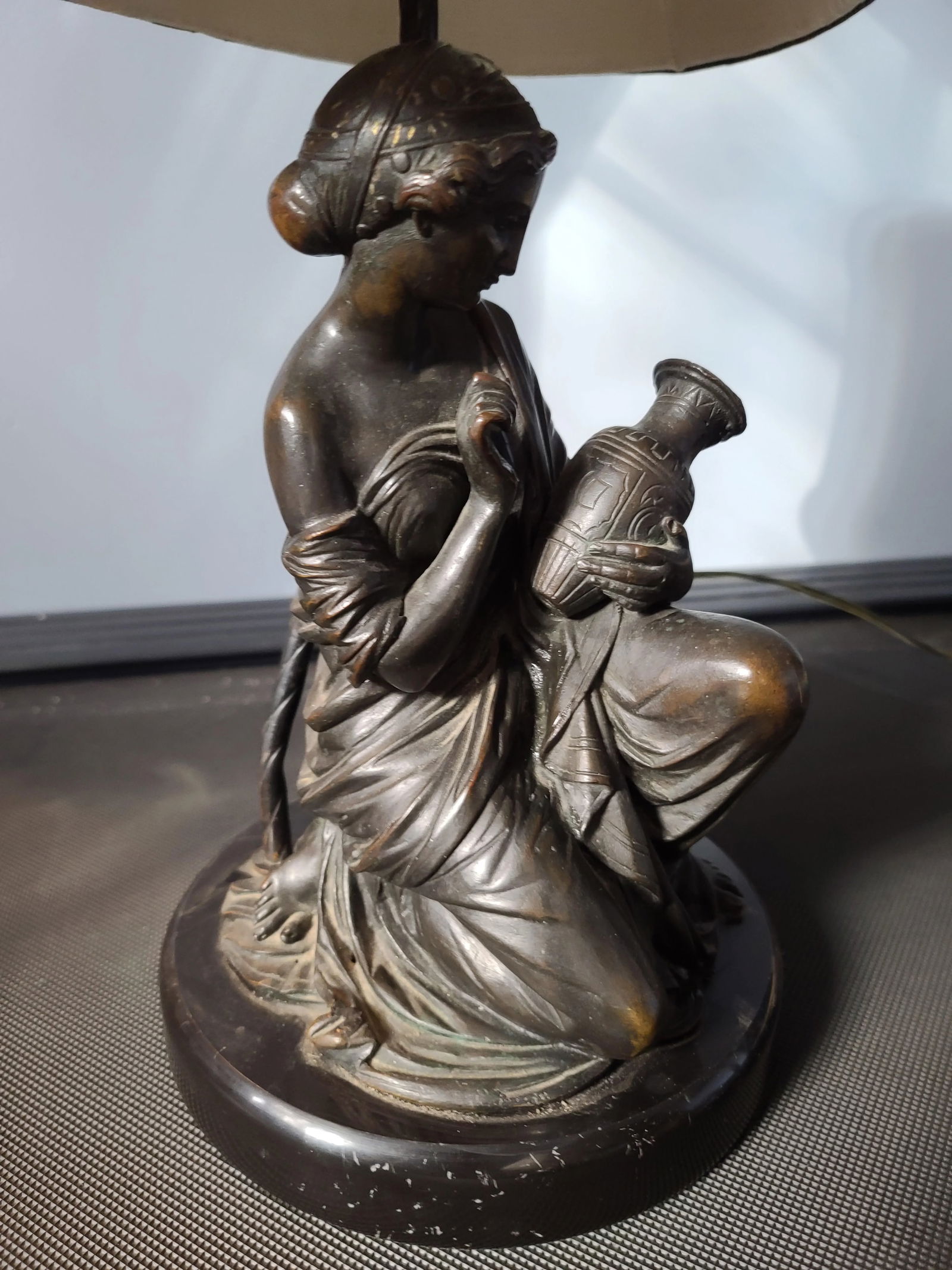 1970s Bronze Sculpture of Female Kneeling With Urn Table Lamp With Linen Shade - 4