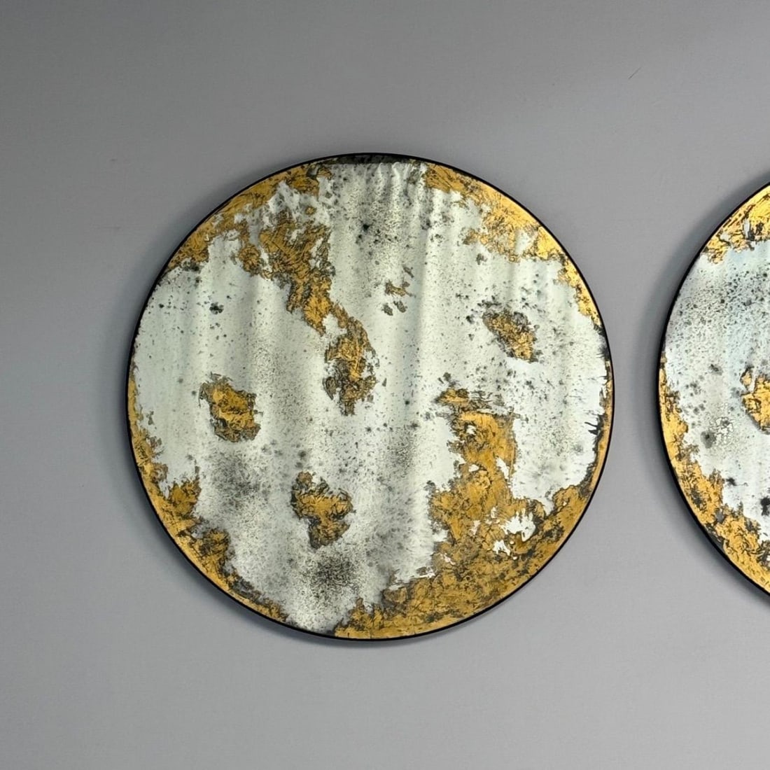 Hollywood Regency Style, Round Wall Mirrors, Eglomise Glass, Gold Leaf, 21st C. - 4
