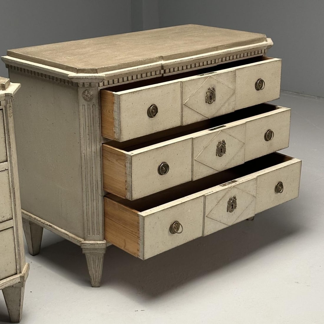 Gustavian, Swedish Commodes, Beige Paint Distressed, Brass, Sweden, 19th C. - 11