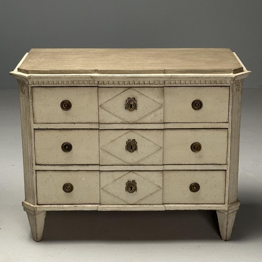 Gustavian, Swedish Commodes, Beige Paint Distressed, Brass, Sweden, 19th C. - 7