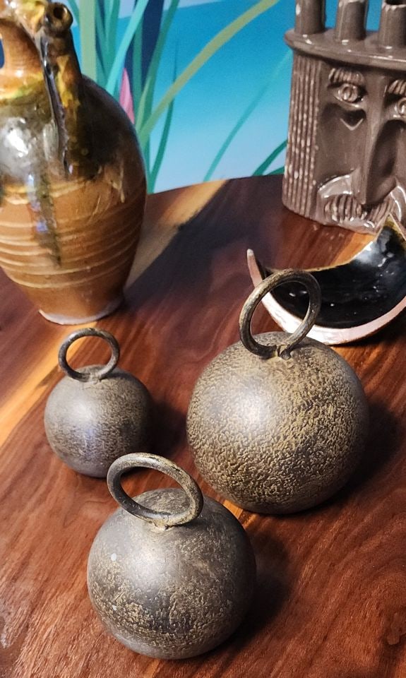 Fantastic set of 3 iron vintage balls with rings. - 5