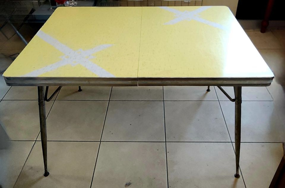 Large Retro Mid-Century Modern formica & chrome dinette table. Circa 1959. Great yellow pattern. - 5