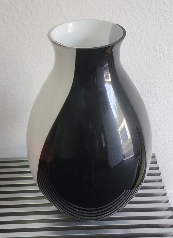 Vintage Danish modern large art glass table/floor vase w/ powerful black & white abstract design. - 3
