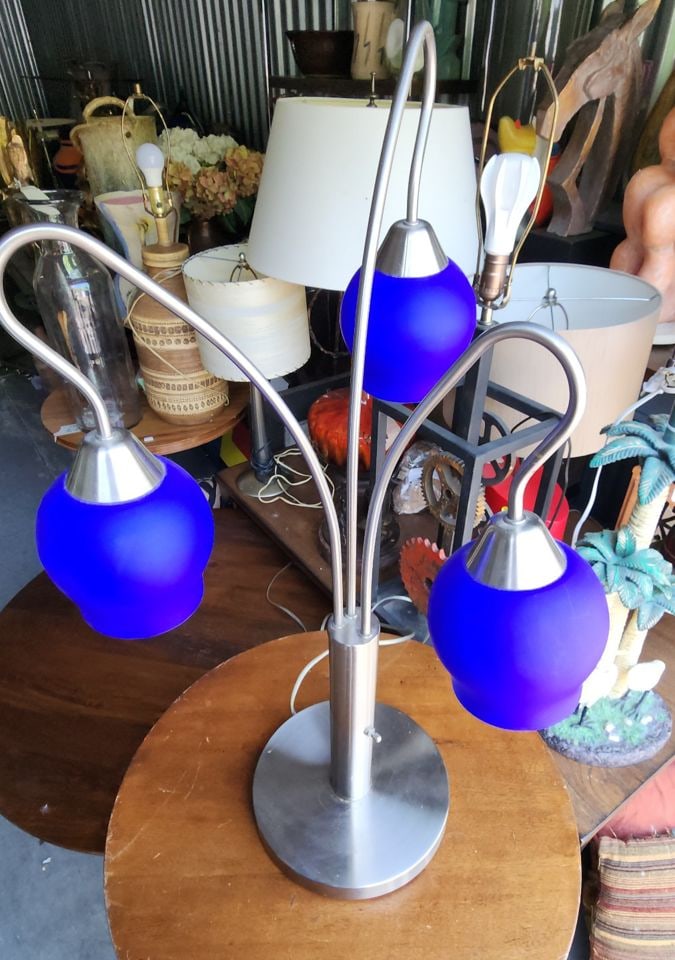 Rare Vintage Retro "Anthony's of California" 32' h Tulip Table Lamp w/ stunning blue glass shades - 3