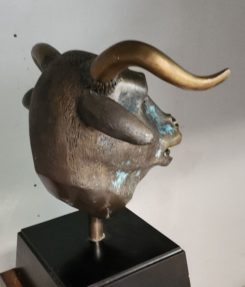 Powerful engraved bronze sculpture of Bull's head making strong artistic statement. - 5