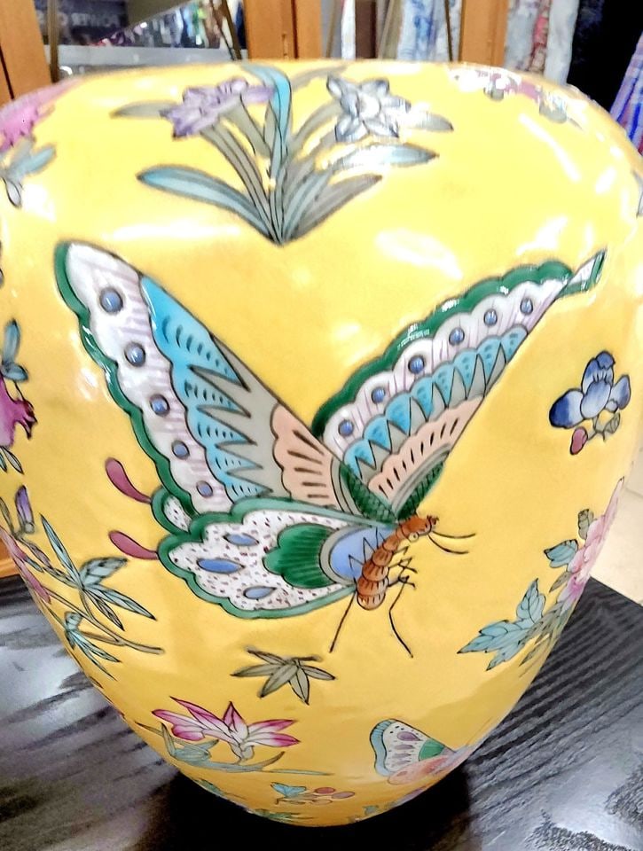 Large vintage butterfly themed hand-painted porcelain ceramic Chinese vase from Macau. - 3