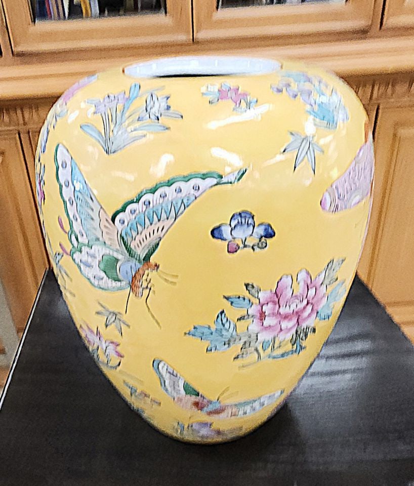 Large vintage butterfly themed hand-painted porcelain ceramic Chinese vase from Macau. - 4