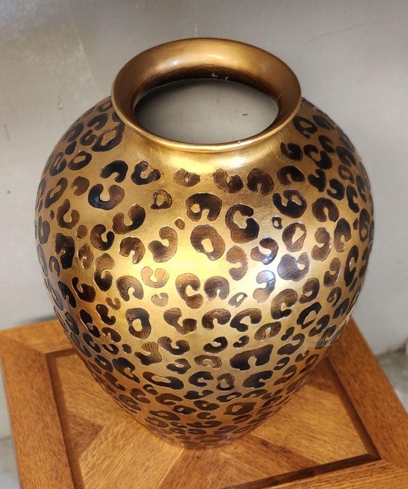 Stunning vintage designer ceramic vase w/ etched leopard pattern on brilliant gold painted finish. - 3
