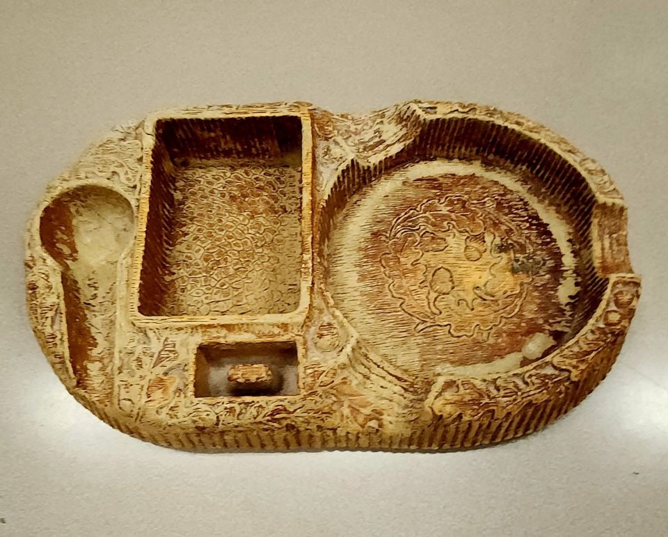 Vintage Syroco faux wood Cigar Ashtray, Pipe Stand and Cigarette Holder - 3