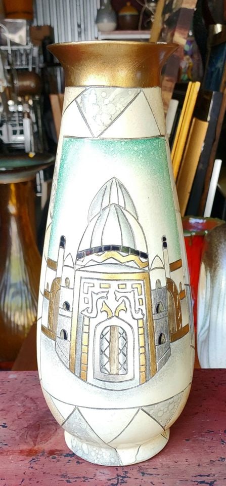 Beautiful vintage hand-painted ceramic vase featuring Middle Eastern imagery. - 2