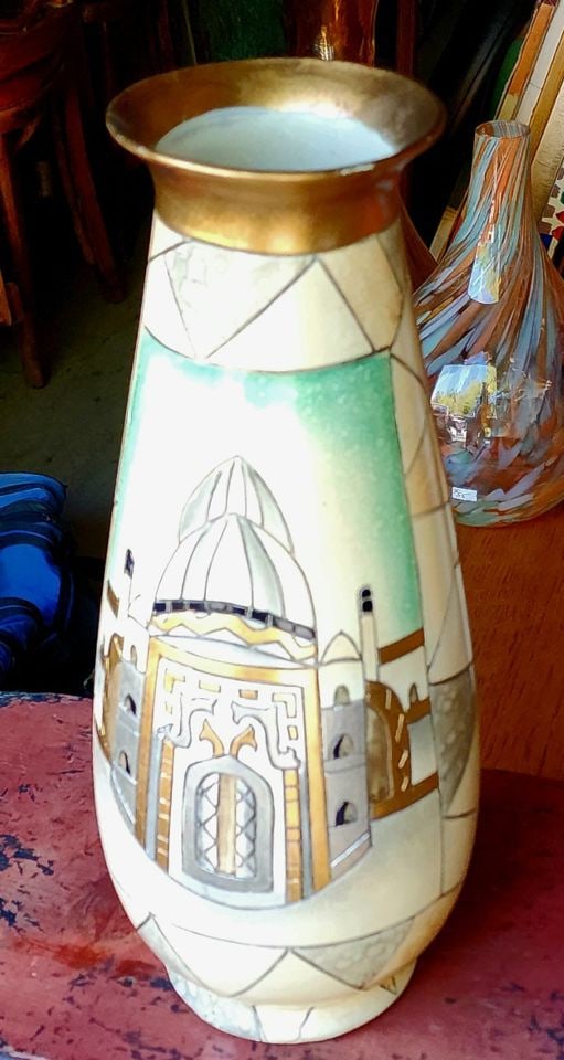 Beautiful vintage hand-painted ceramic vase featuring Middle Eastern imagery. - 3
