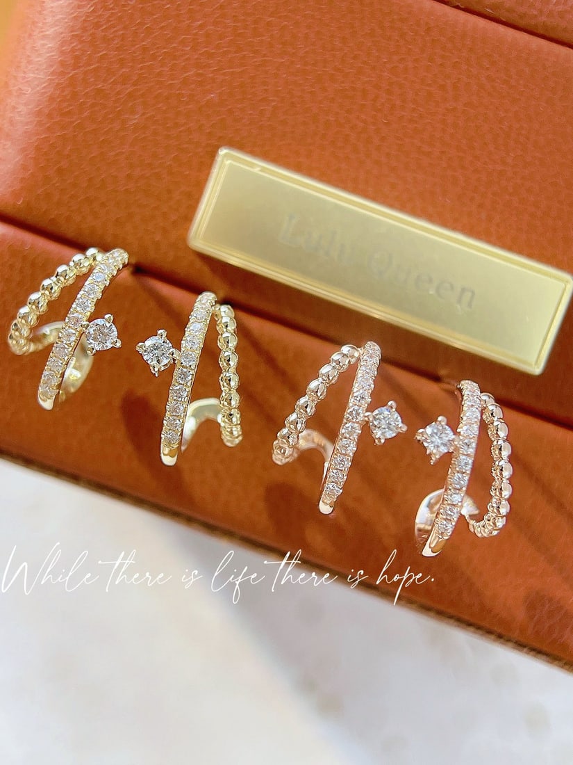 18k Set with Natural Diamonds Stud Earrings: Title: 18k Set with Natural Diamonds Stud Earrings Description: 18k diamond stud earrings with natural diamonds, luxurious and fashionable, dewdrop edge design, full of texture, 22 points per pair, eq