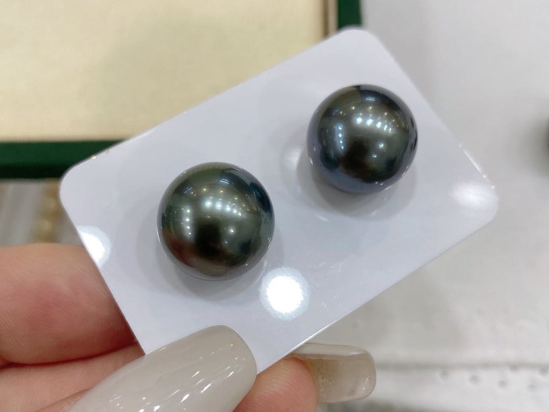 Natural Tahitian Black Pearl Studs: Title: Natural Tahitian Black Pearl Studs Description: Natural Tahitian black pearl stud earrings, with slight flaws and peacock green luster, 13-14mm, 925 silver post. Reserve: $500.00 Shipping: Dome