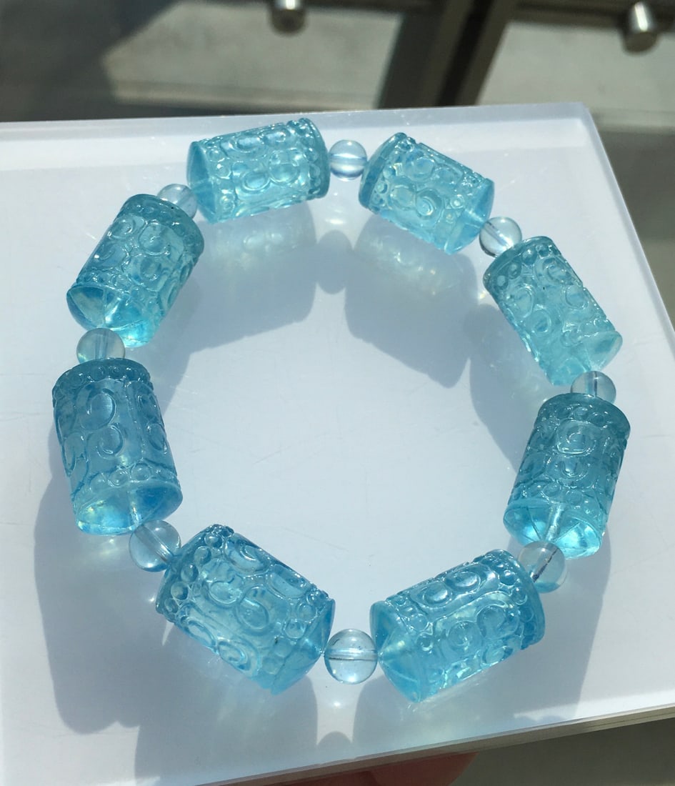 Lapis Lazuli Carved Key Pattern Good Luck Beaded Bracelet: Title: Lapis Lazuli Carved Key Pattern Good Luck Beaded Bracelet Description: Aqurine Carved Return Pattern Amulet Bracelet, 20.8x13mm in size, weighing 50.28 grams, high-quality vitreous body,