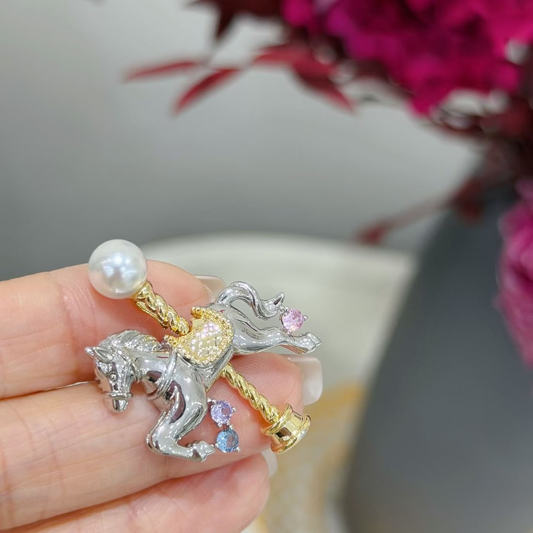 7-7.5mm Akoya Sea Pearl Carousel Brooch: Title: 7-7.5mm Akoya Sea Pearl Carousel Brooch Description: Carnival Carousel Brooch, 7-7.5mm Akoya sea pearl, round, high luster, minor flaws are negligible, alloy material ensures long-lasting