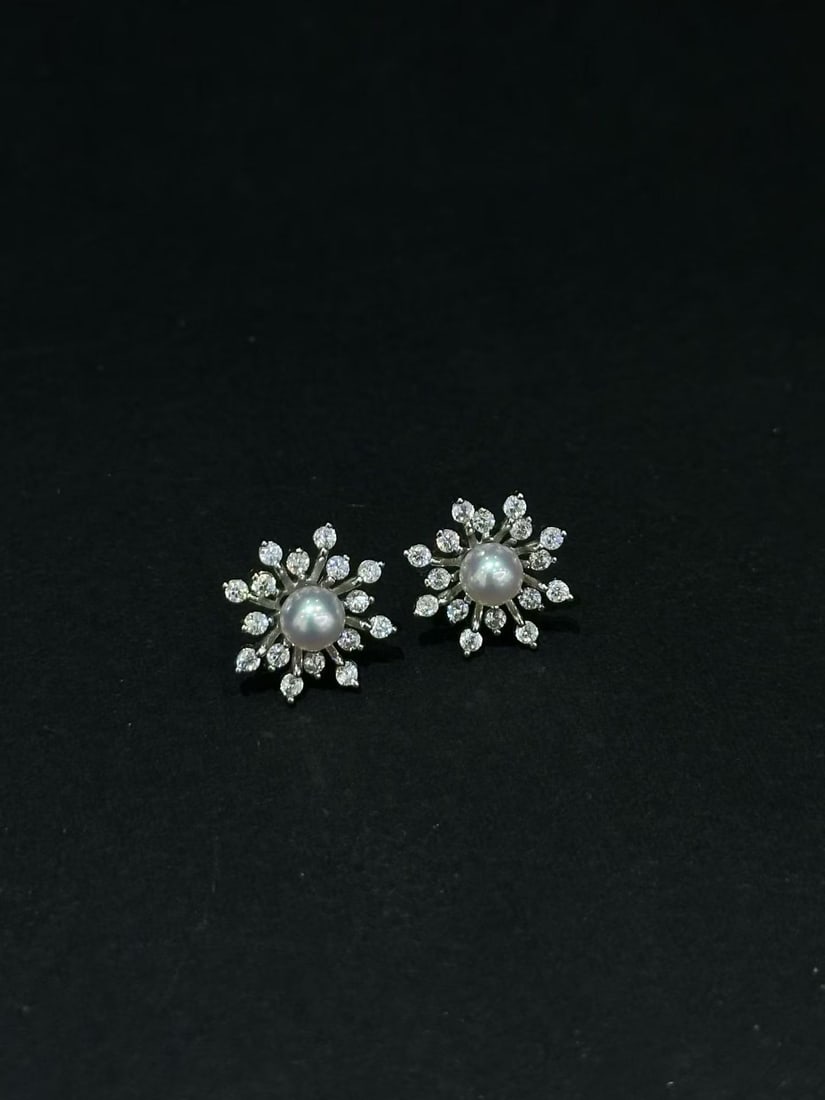 Sterling Silver Snowflake Pearl Earrings: Title: Sterling Silver Snowflake Pearl Earrings Description: Sterling Silver Snowflake Pearl Stud Earrings. Paired with 5-6mm round high-luster freshwater pearls. Reserve: $100.00 