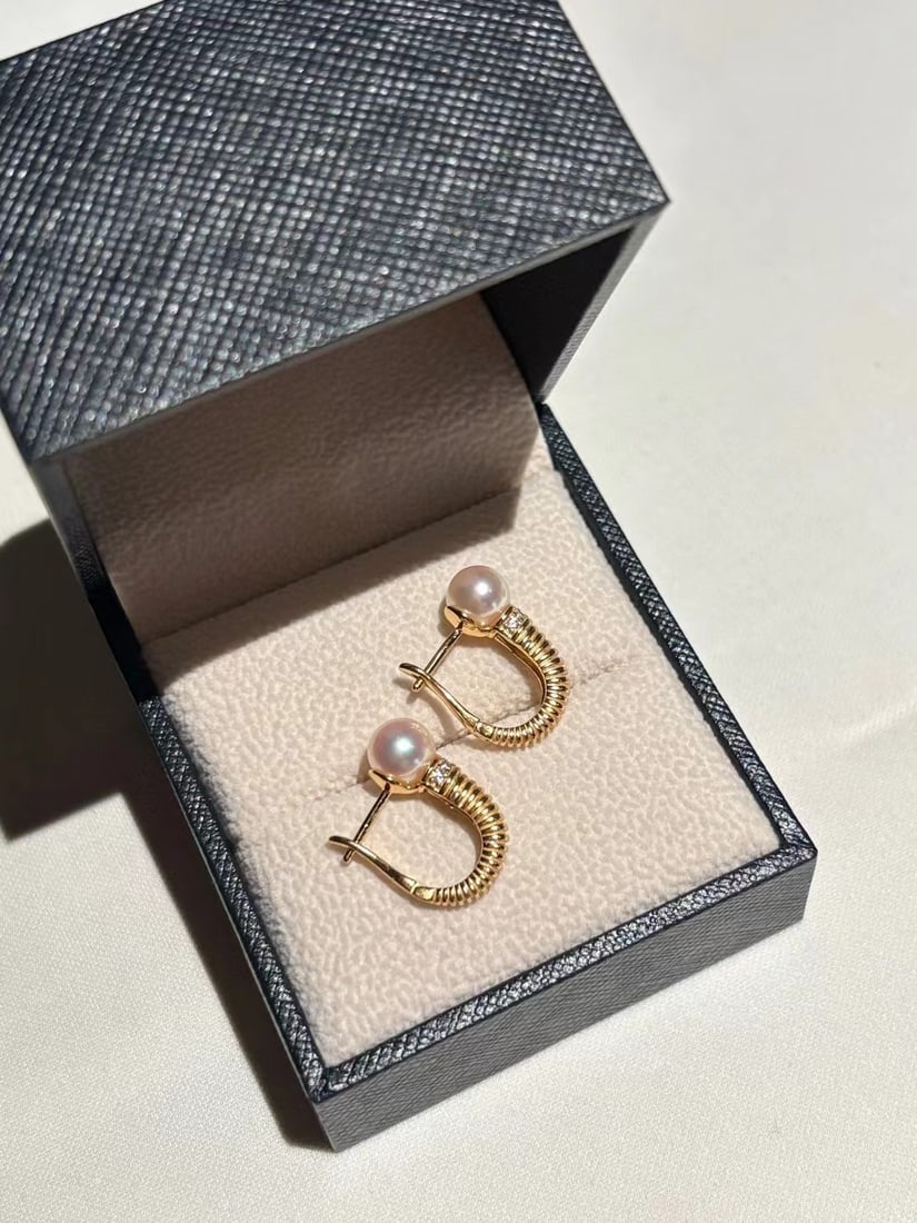 Natural Japanese seawater akoya pearl stud earrings with pure silver material: Title: Natural Japanese seawater akoya pearl stud earrings with pure silver material Description: Natural Japanese sea water akoya pearl stud earrings with pure silver material, 6-7mm perfect round