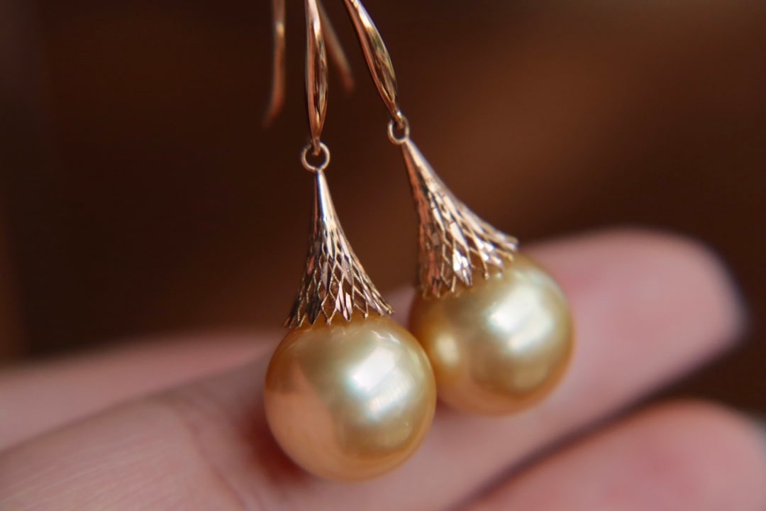 18K Gold Sea Water Pearl Earrings: Title: 18K Gold Sea Water Pearl Earrings Description: 18k Gold Plated with Seawater Pearl Earrings (12mm) Round Shape Bright Gold Color With Minor Flaw at the Bottom, Does Not Affect Wearability,