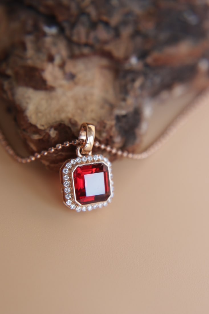 18K Gold Inlaid Ruby Color Sunstone Pendant - 9