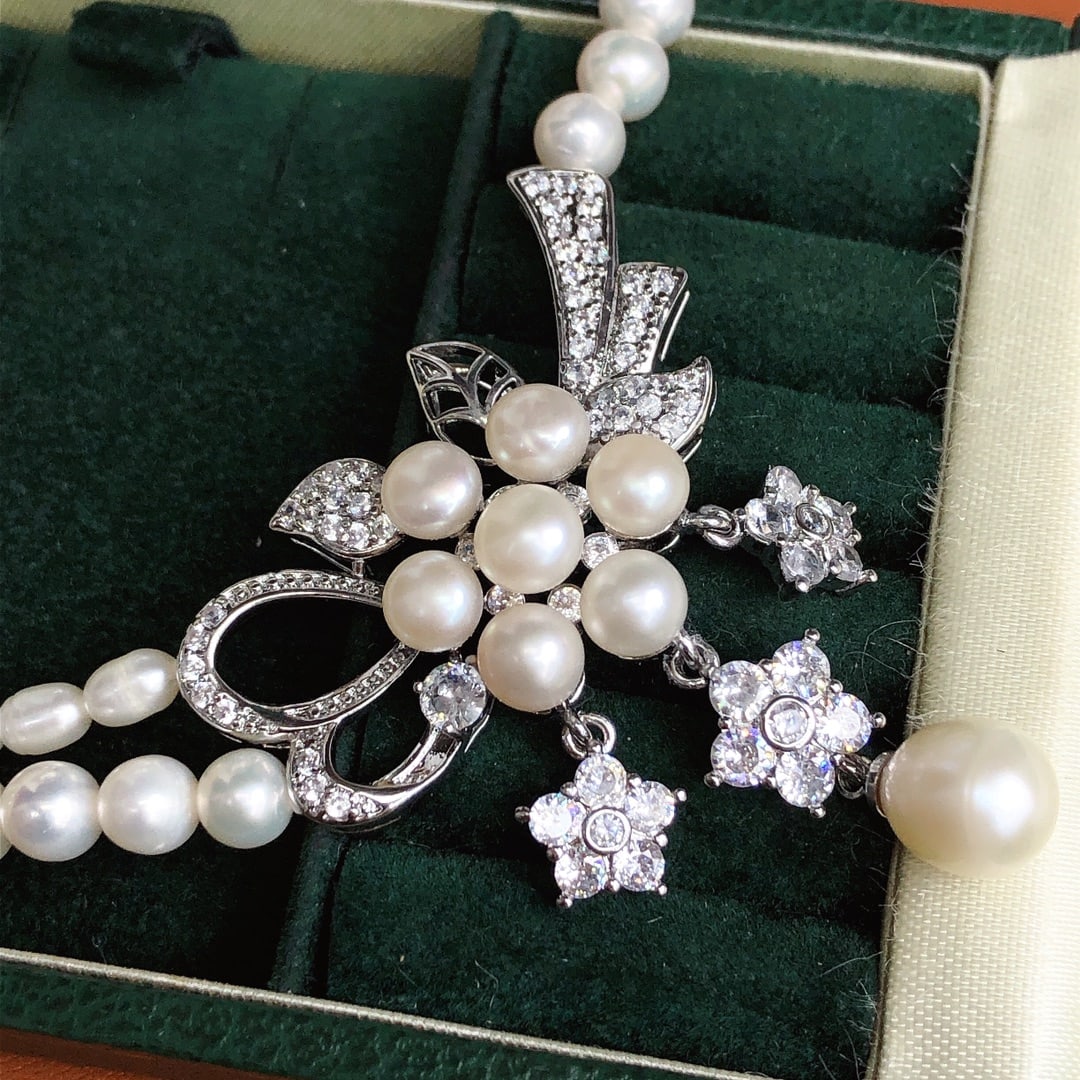 A necklace with natural freshwater white pearls and small rice beads, natural white pearls about - 10